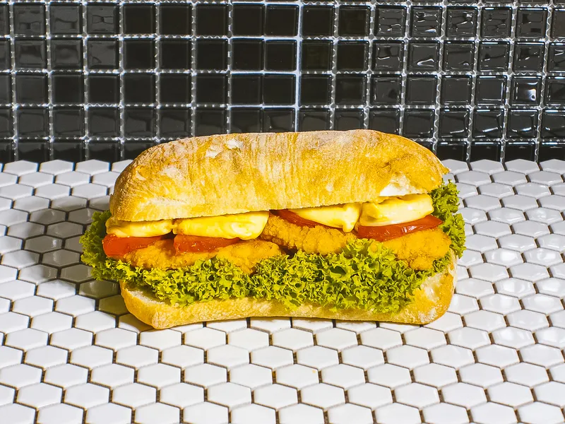 Kanapka Prokurator: ciabatta z kurczakiem w panierce, sałatą i pomidorem