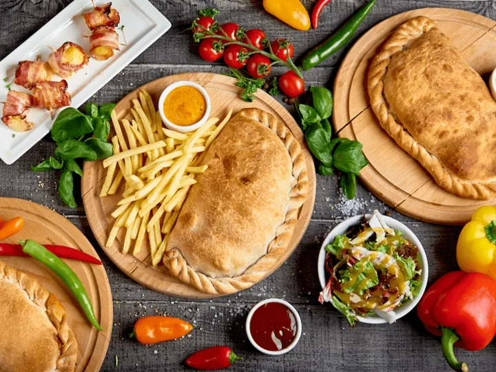 Calzone Vito Calzone z frytkami, sałatką i sosami